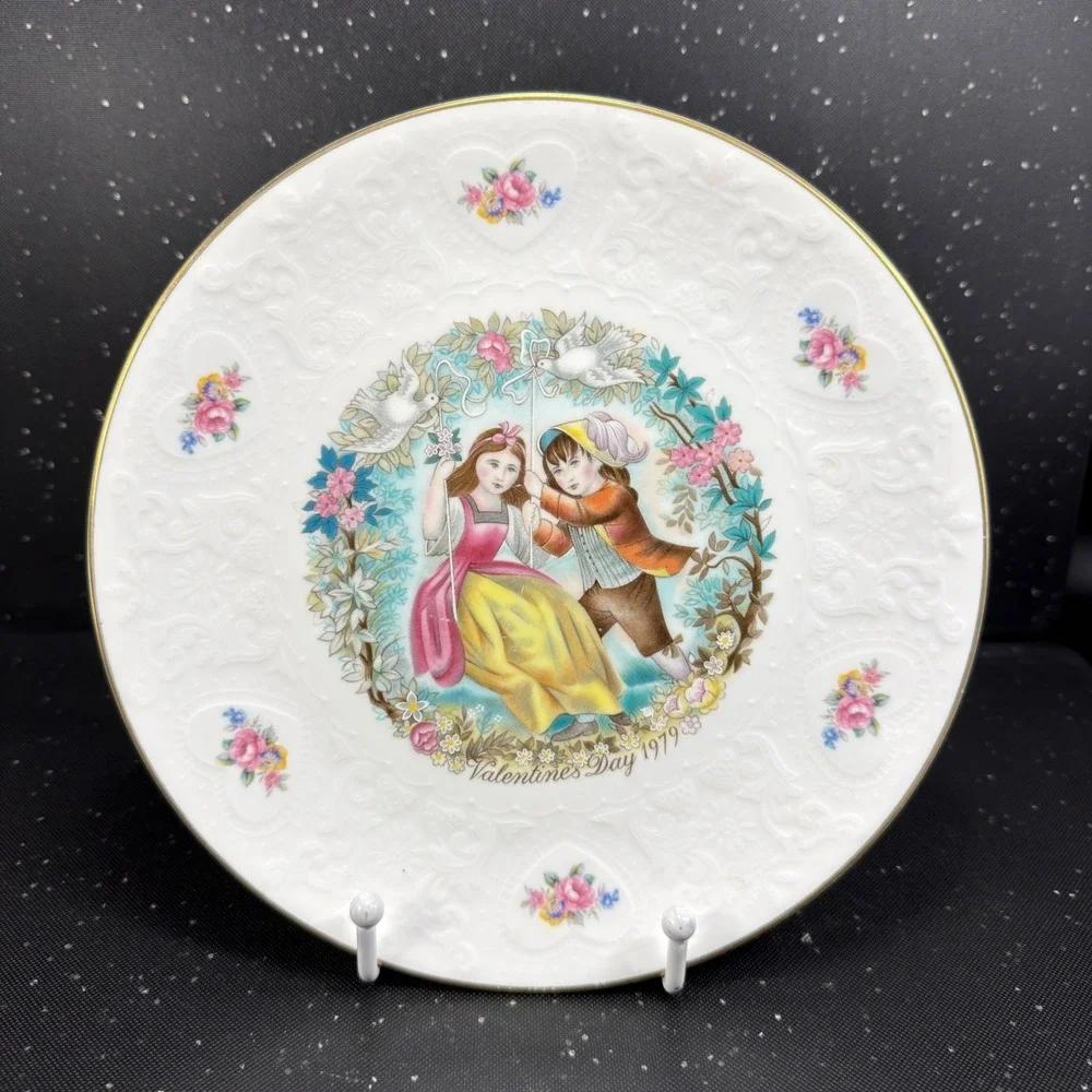 Royal Doulton Valentines Day 1979 Collector Plate Bone China Gold Trim 8 Inch